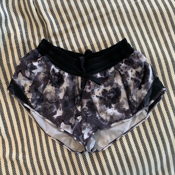 lululemon athletica Pants - Lululemon Hotty Hot Short 2.5”
